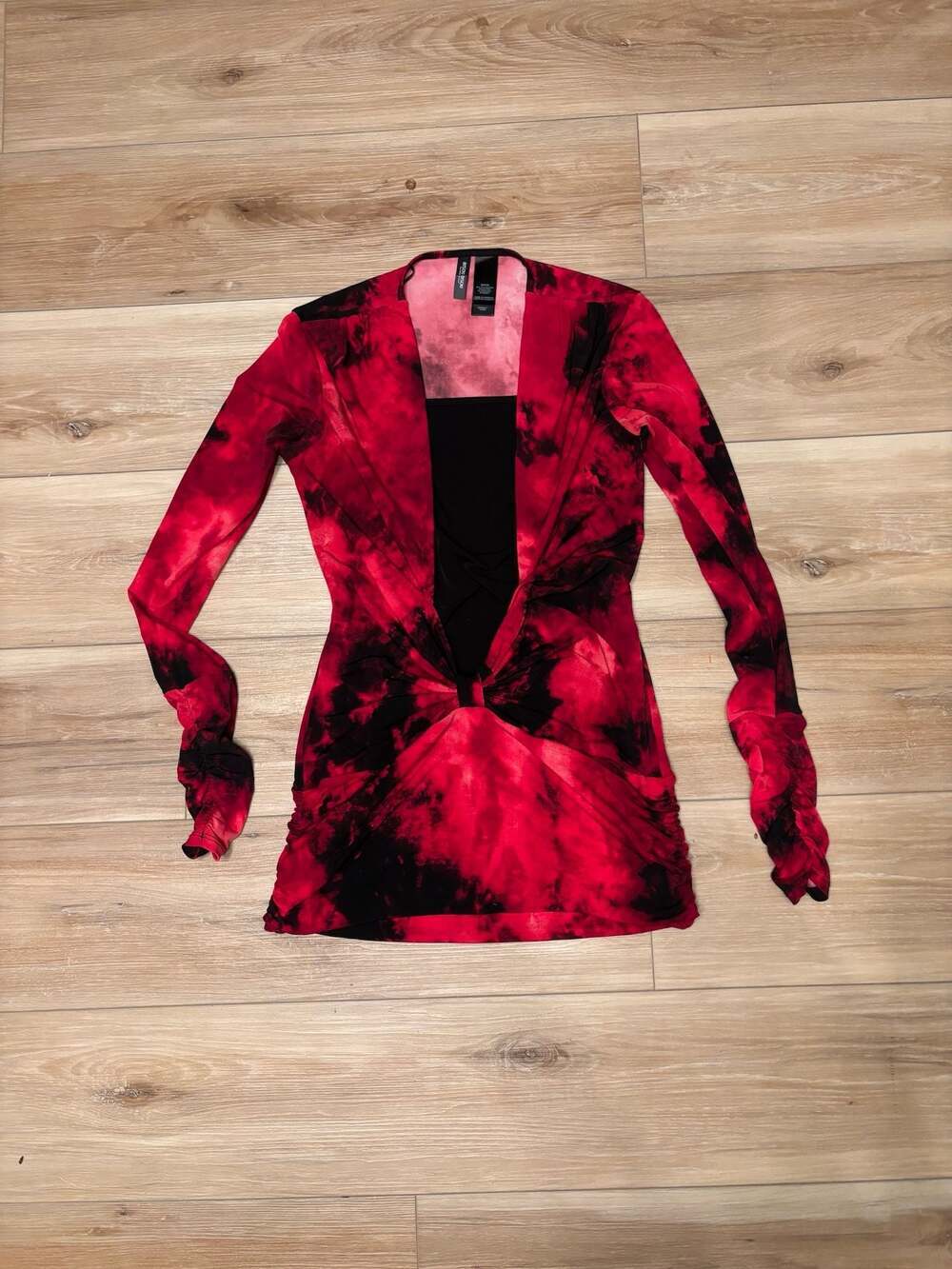 Bisou Bisou Michele Bohbot Red Black Tie Dye Long Sleeve Twisted Front Ruched To